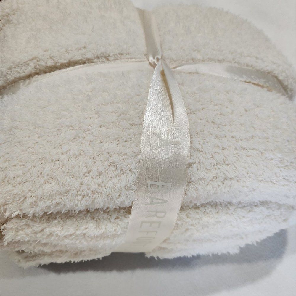 Barefoot Dreams Throw. PRICE reduced - Picture 3 of 3